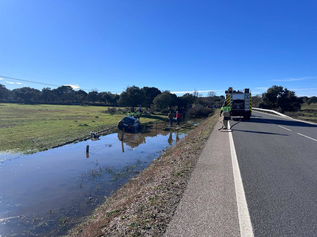 Los Bomberos Rescatan A Un Hombre Atrapado En Su Vehículo Tras Salirse ...