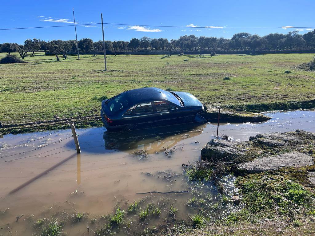 Los bomberos rescatan a un hombre atrapado en su vehículo tras salirse de la carretera en Villaseco de los Gamitos