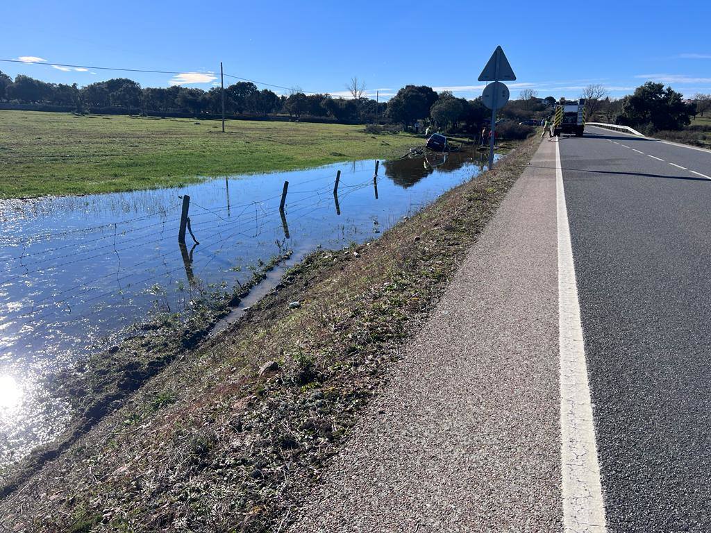 Los bomberos rescatan a un hombre atrapado en su vehículo tras salirse de la carretera en Villaseco de los Gamitos