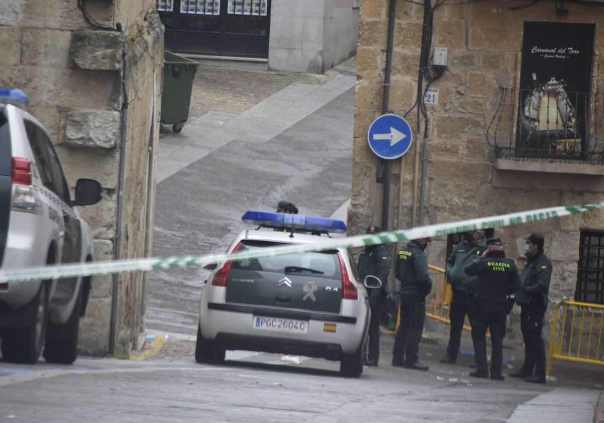 Guardia Civil a las puertas del pub donde ocurrió el altercado.