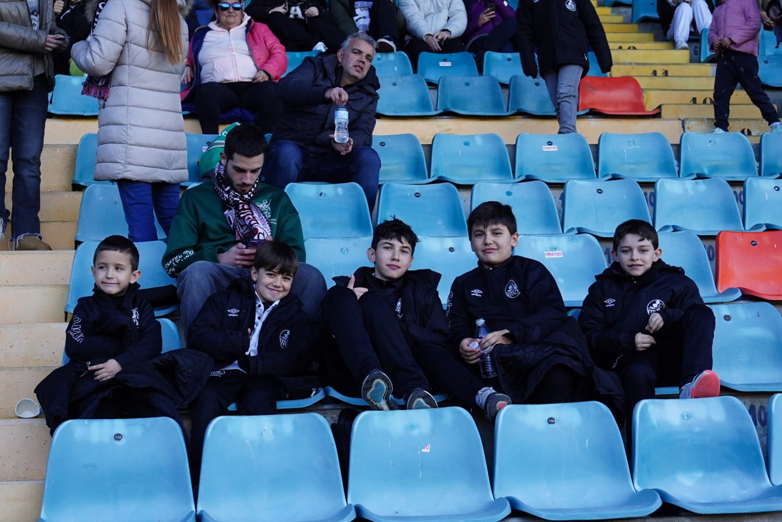 Búscate en la grada del Helmántico en el partido entre el Salamanca UDS y el Santa Marta