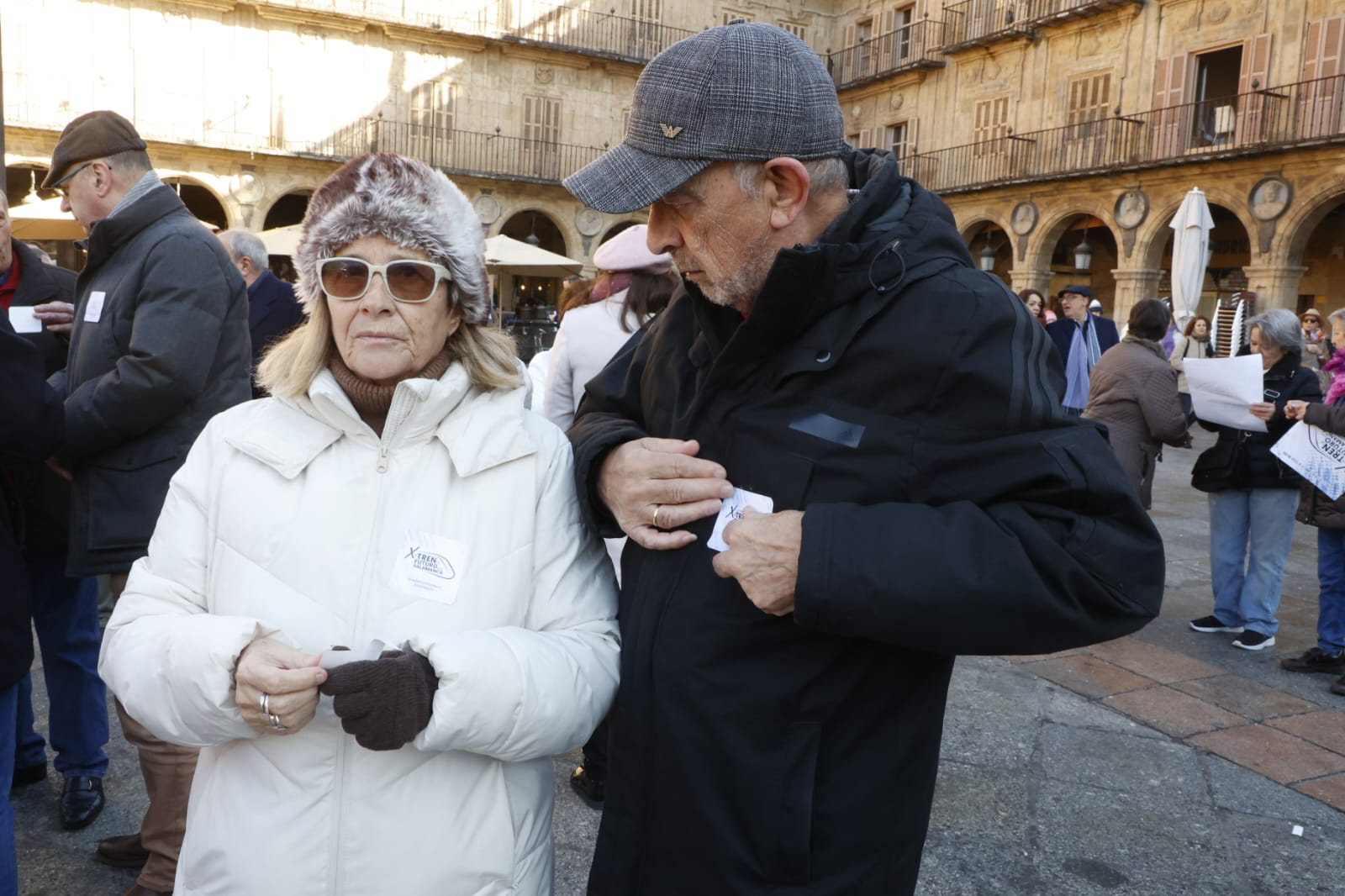 Este es el ambiente de la manifestación de la Plaza Mayor para pedir mejores conexiones ferroviarias