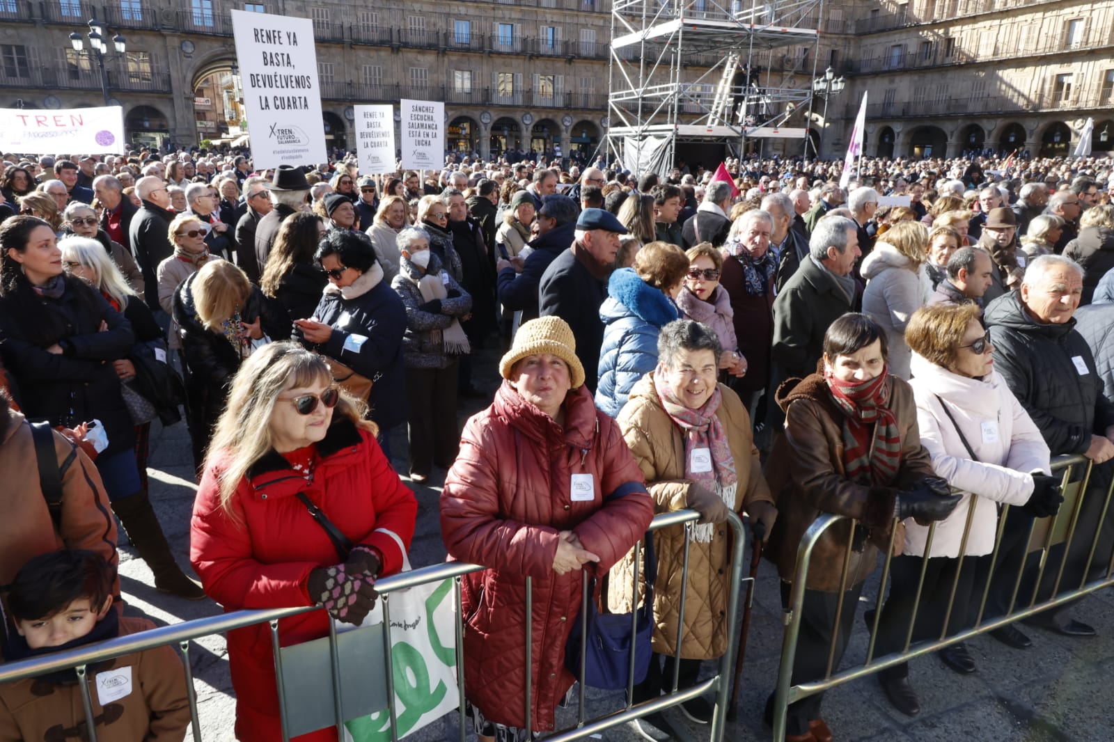 Este es el ambiente de la manifestación de la Plaza Mayor para pedir mejores conexiones ferroviarias