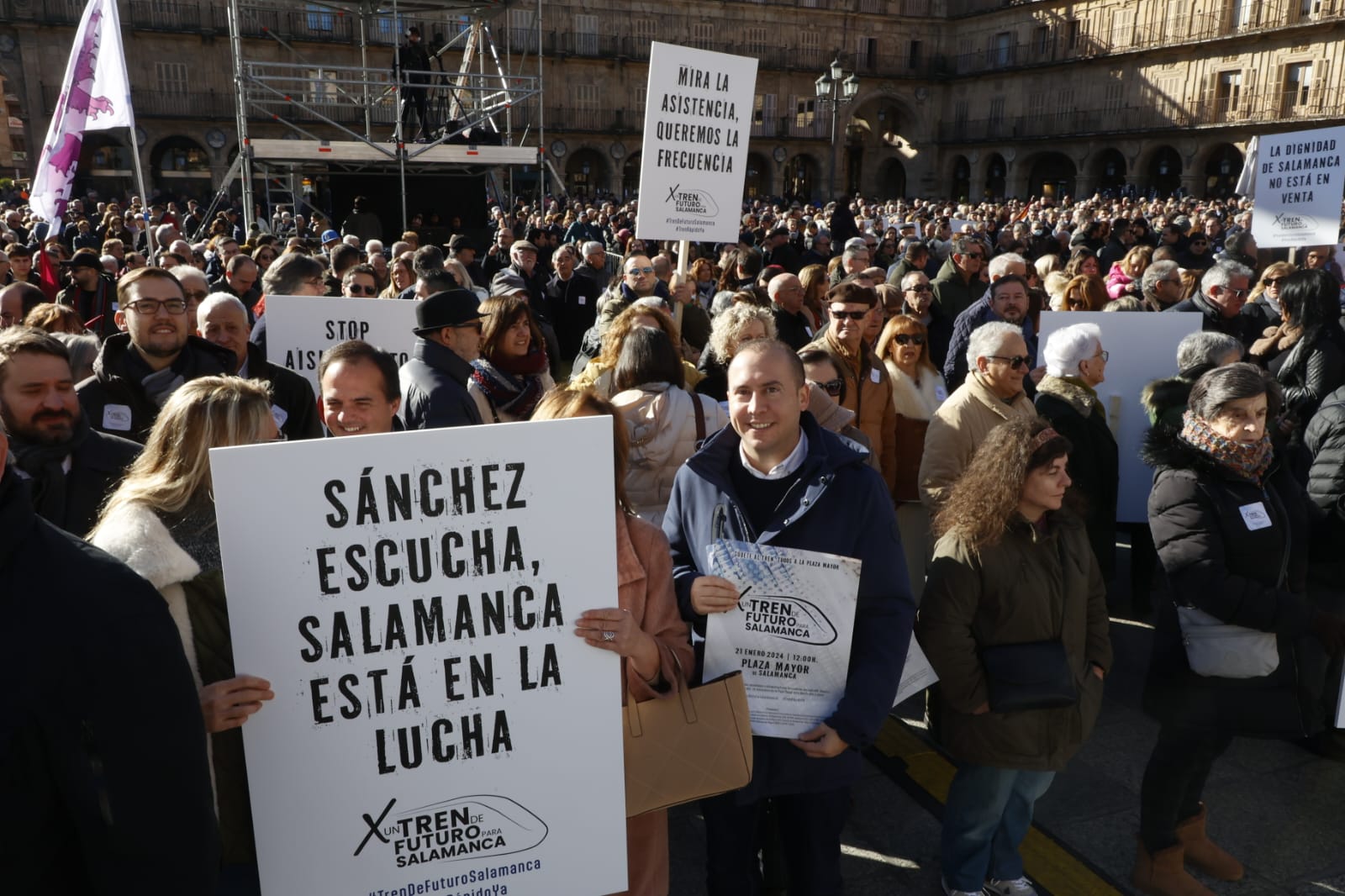 Este es el ambiente de la manifestación de la Plaza Mayor para pedir mejores conexiones ferroviarias