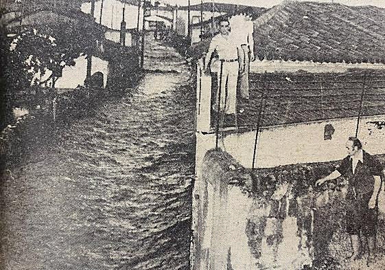 Aspecto de la calle Mayor de Chamberí ese mismo día. Varios vecinos se encuentran subidos al tejado de sus viviendas.