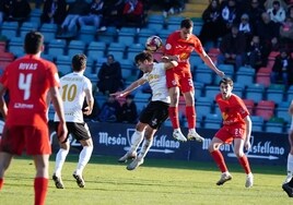 Los jugadores del Salamanca UDS y el Santa Marta disputan el balón