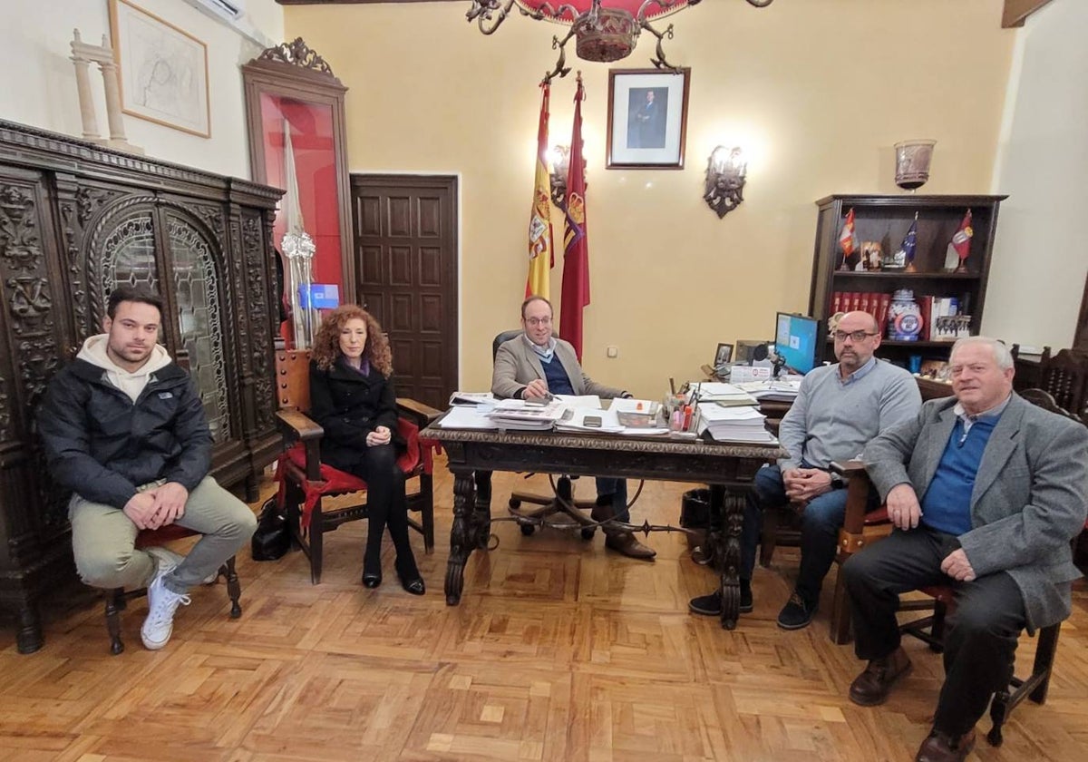 Víctor Gómez, Belén Barco, Marcos Iglesias, Ramón Sastre y José Manuel Jerez en la Alcaldía.