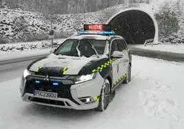 Un coche de la Guardia Civil bajo la nieve.