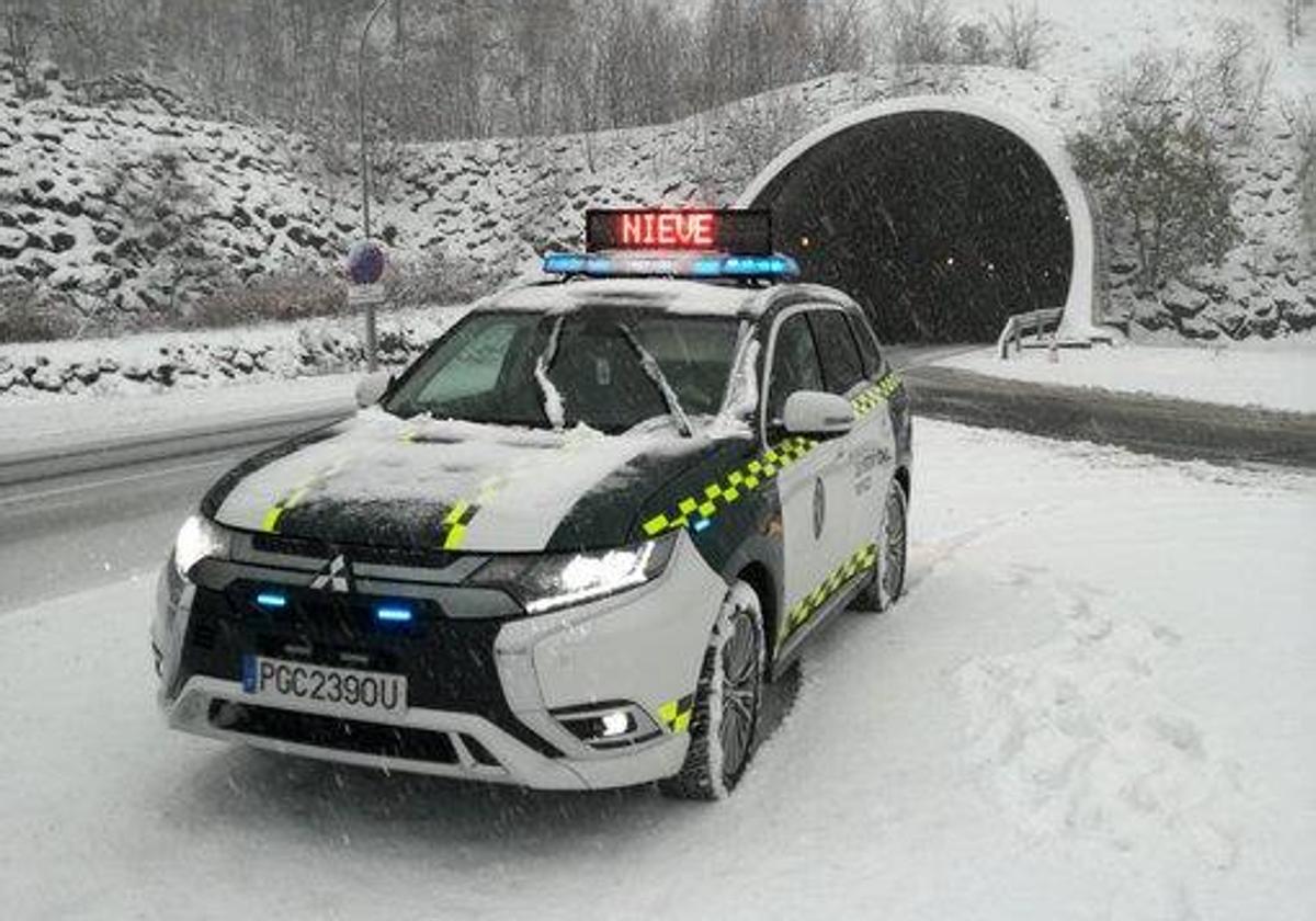 Un coche de la Guardia Civil bajo la nieve.