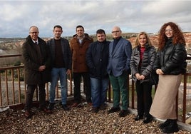 El grupo de investigadores con José Miguel Mateos (vicerrector de Investigación y Transferencia).