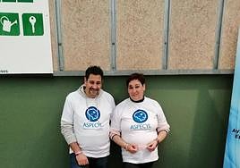 Ángela y su pareja Jesús en una mesa informativa de ASPECYL.