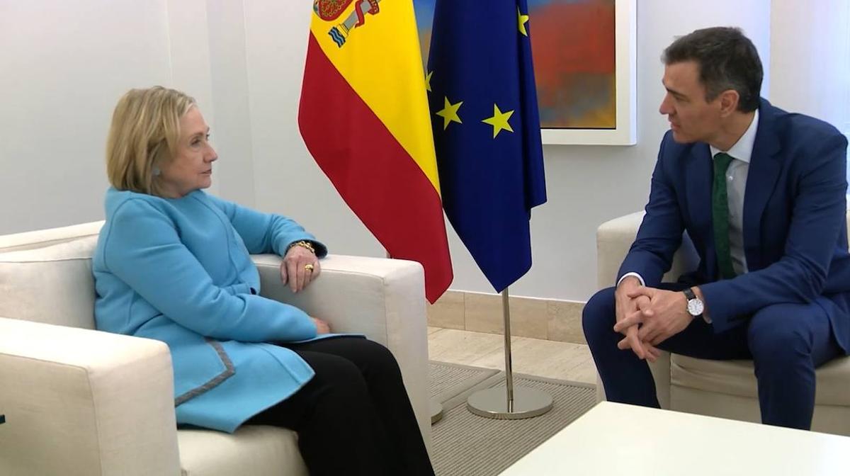 Pedro Sánchez recibe por segunda vez en menos de un año a Hillary Clinton