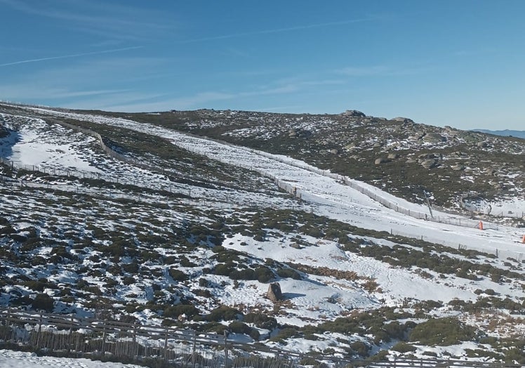 Imagen de una de las pistas de La Covatilla sin ya apenas nieves.