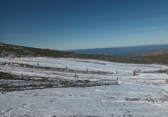 Imagen del estado de las pistas de La Covatilla tras la subida de las temperaturas en las últimas horas.