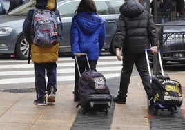 Tres jóvenes estudiantes con su mochilas.