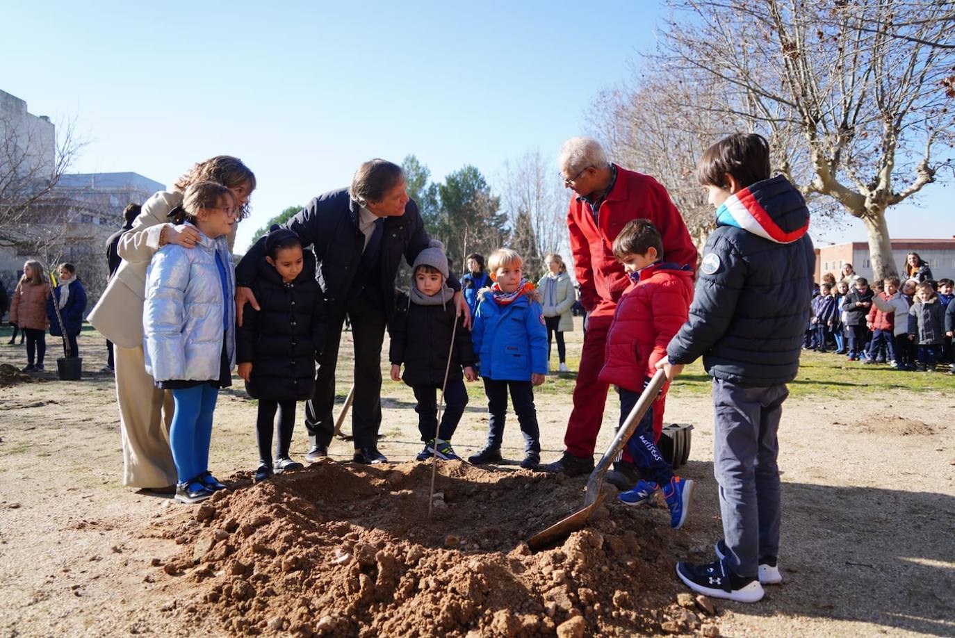 Los niños del Colegio Marista Champagnat plantan árboles dentro del proyecto &#039;Patios por el Clima&#039;