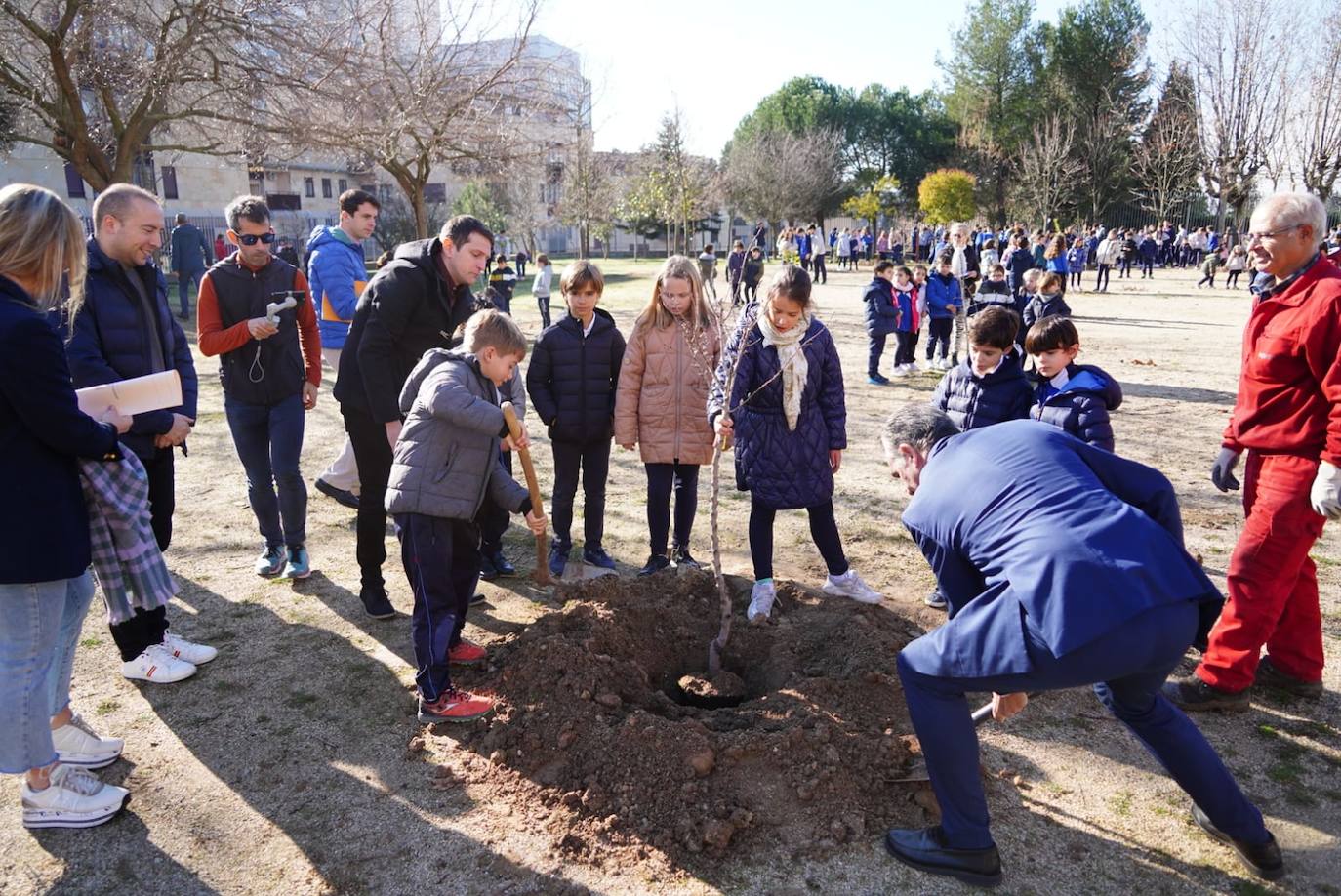 Los niños del Colegio Marista Champagnat plantan árboles dentro del proyecto &#039;Patios por el Clima&#039;