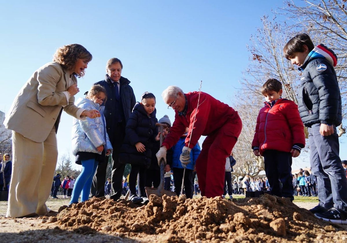 Los niños del Colegio Marista Champagnat plantan árboles dentro del proyecto &#039;Patios por el Clima&#039;