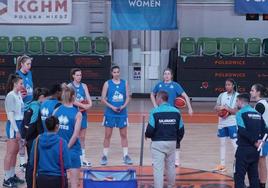 Las jugadoras de Avenida atienden a las palabras de Nacho Martínez en el entrenamiento de este martes en Polkowice.