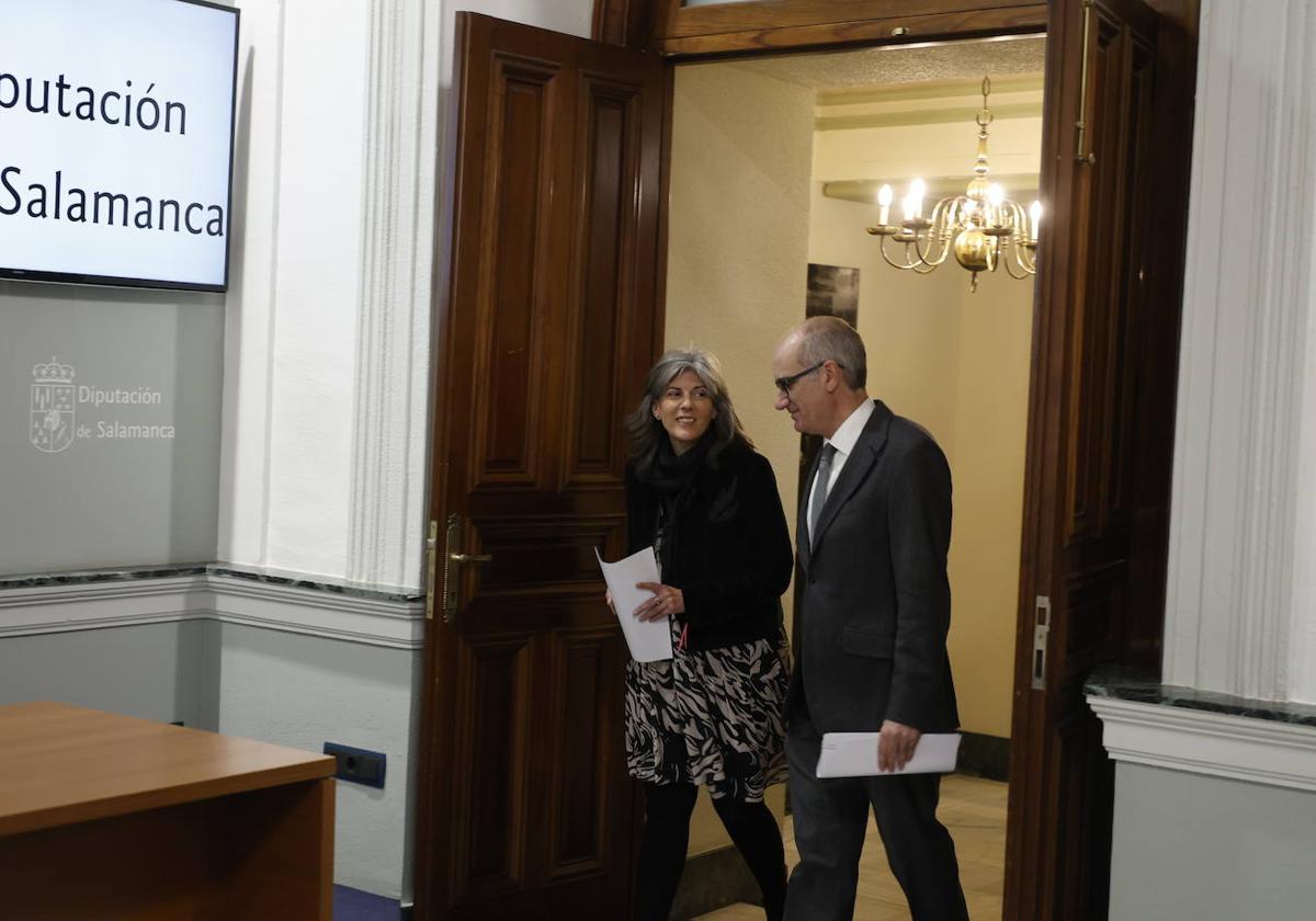 La diputada de Bienestar Social, Eva Picado, y el presidente de la Diputación, Javier Iglesias, en la presentación de la red de ayuda.