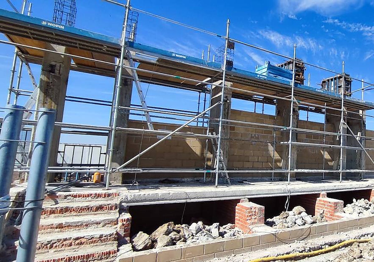 Arreglo de la grada del campo de fútbol.