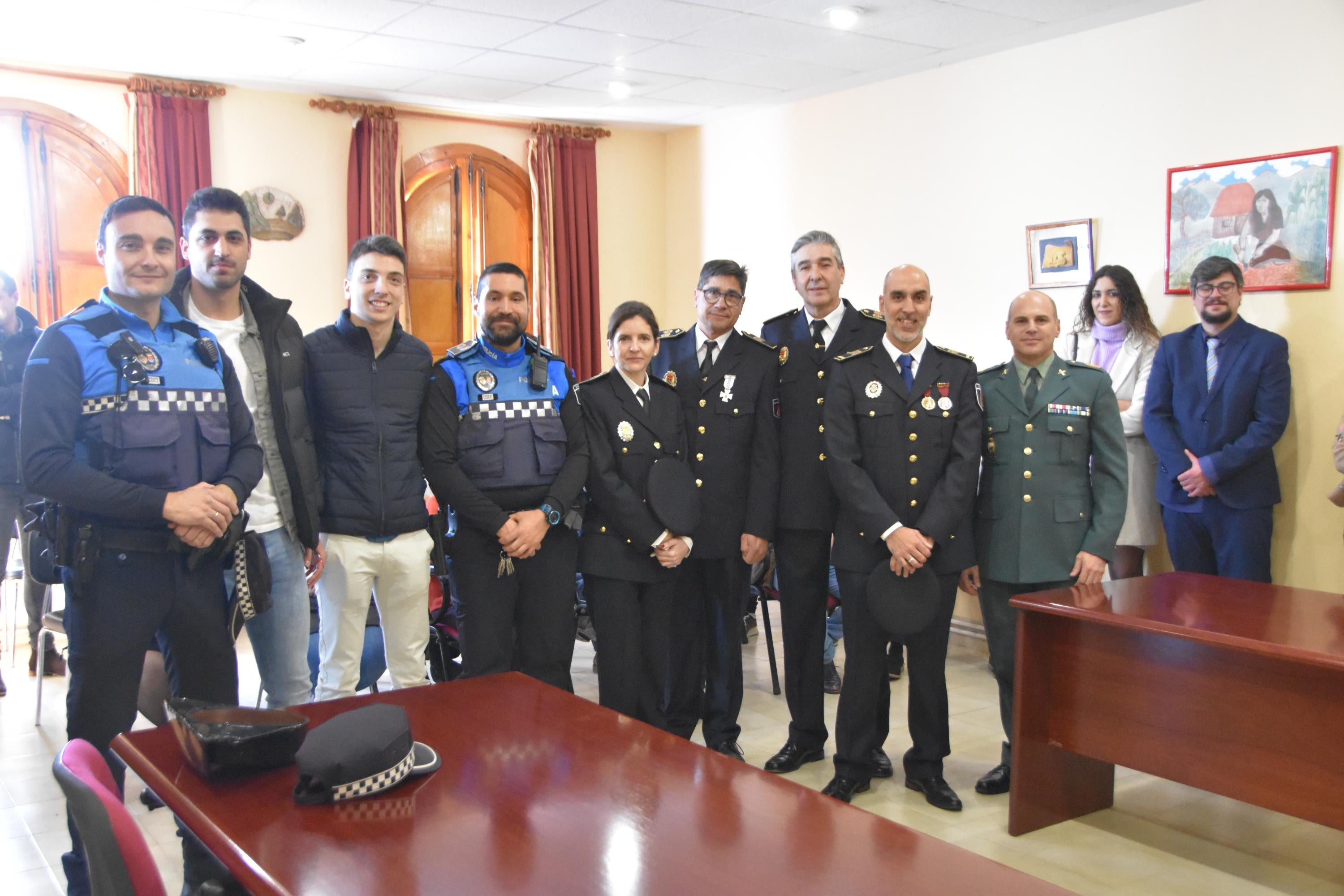 Terradillos premia a dos de sus policías locales por sus 25 años de labor