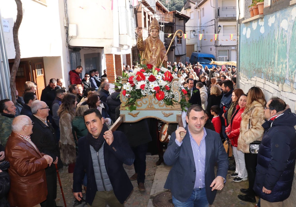 Salida de San Valerio de la Plaza Mayor durante la procesión del día 29.