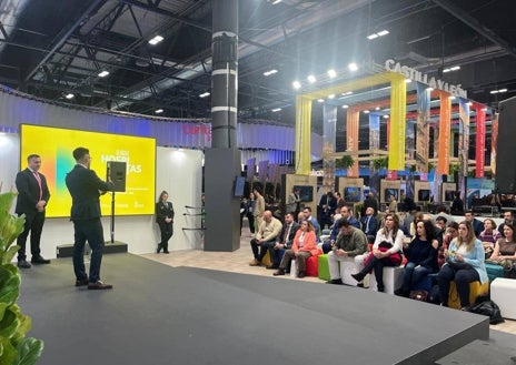 Imagen secundaria 1 - Diferentes momentos de la presentación del micro destino turístico de San Esteban de la Sierra.