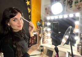 La maquilladora salmantina Fátima García posa en su estudio