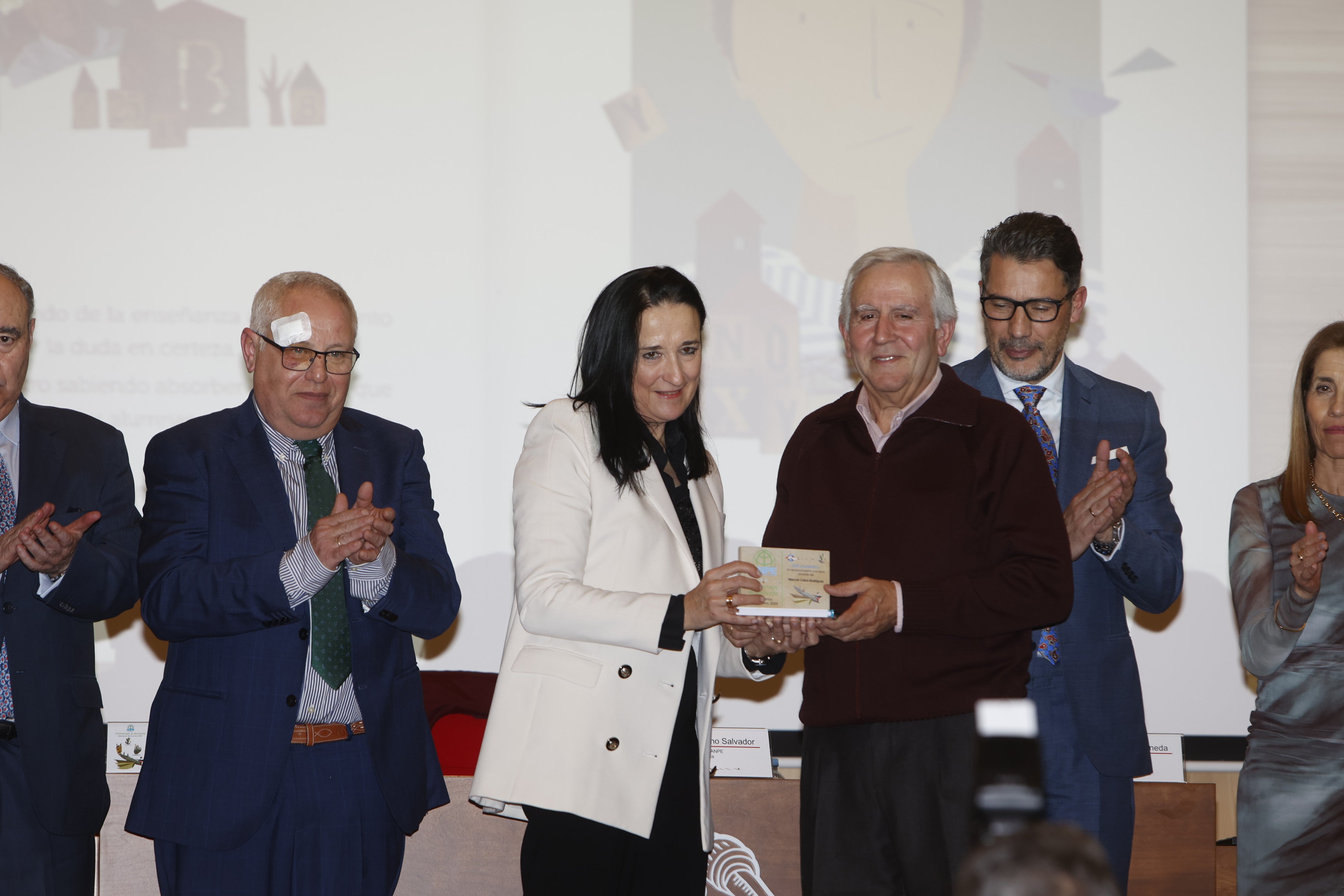 Homenaje sentido de ANPE a 25 docentes con la esperanza puesta en el futuro