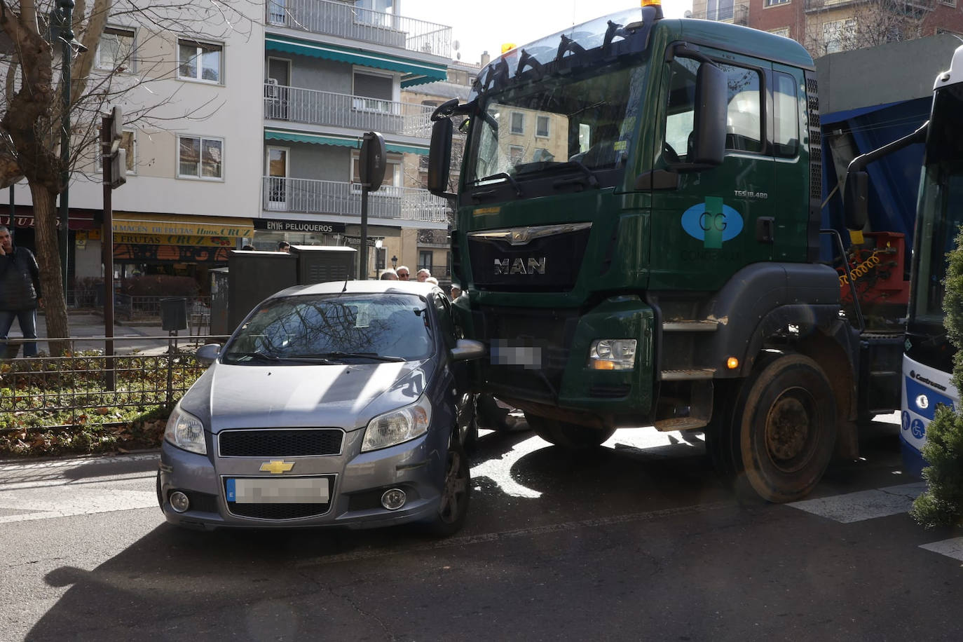 Así fue el espectacular accidente en Carmelitas entre un camión y un coche