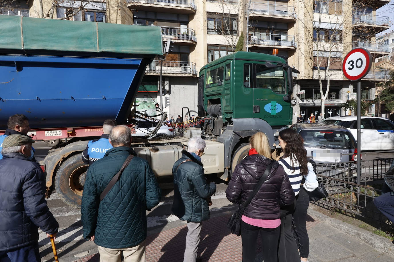 Así fue el espectacular accidente en Carmelitas entre un camión y un coche