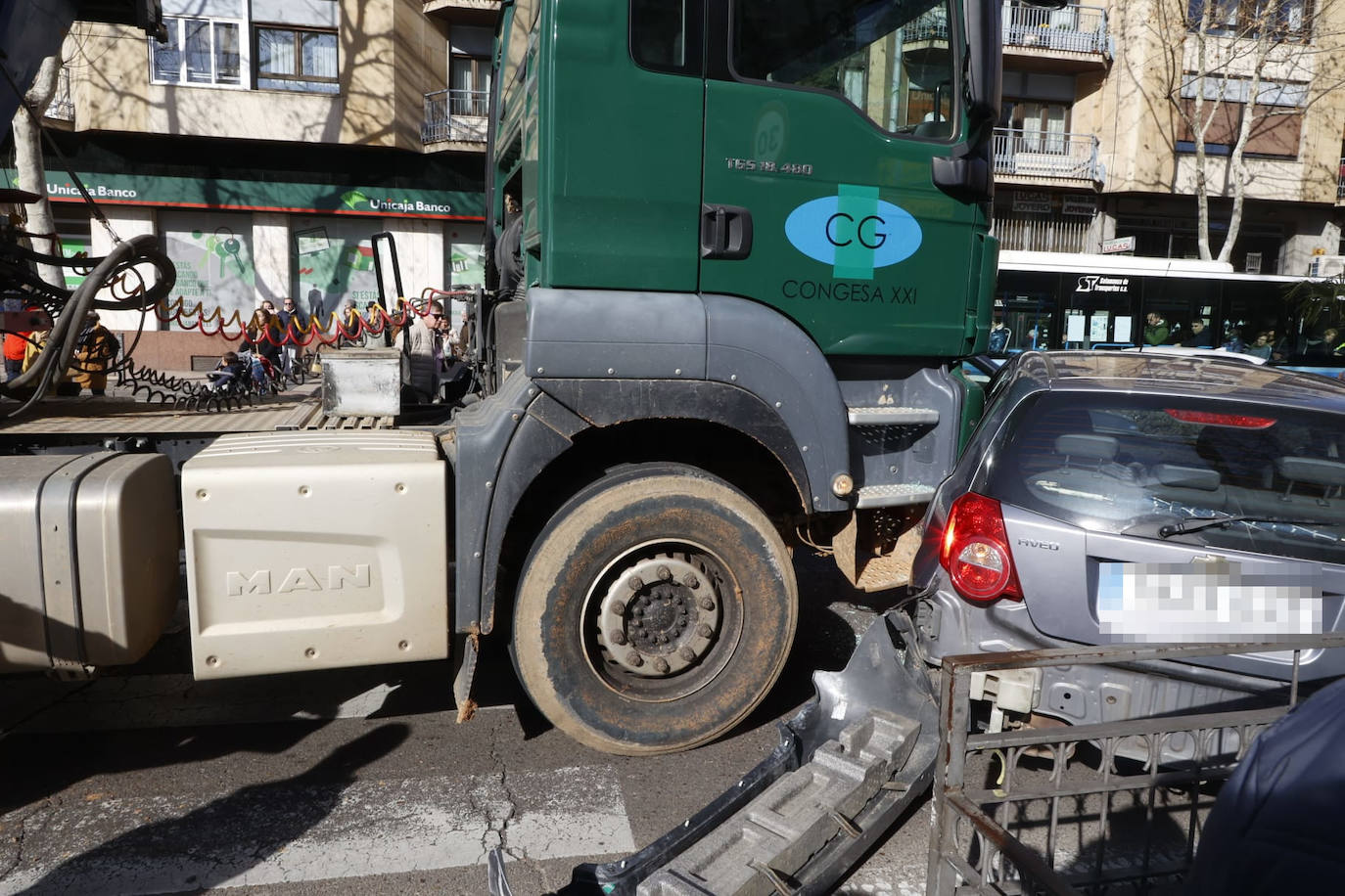 Así fue el espectacular accidente en Carmelitas entre un camión y un coche