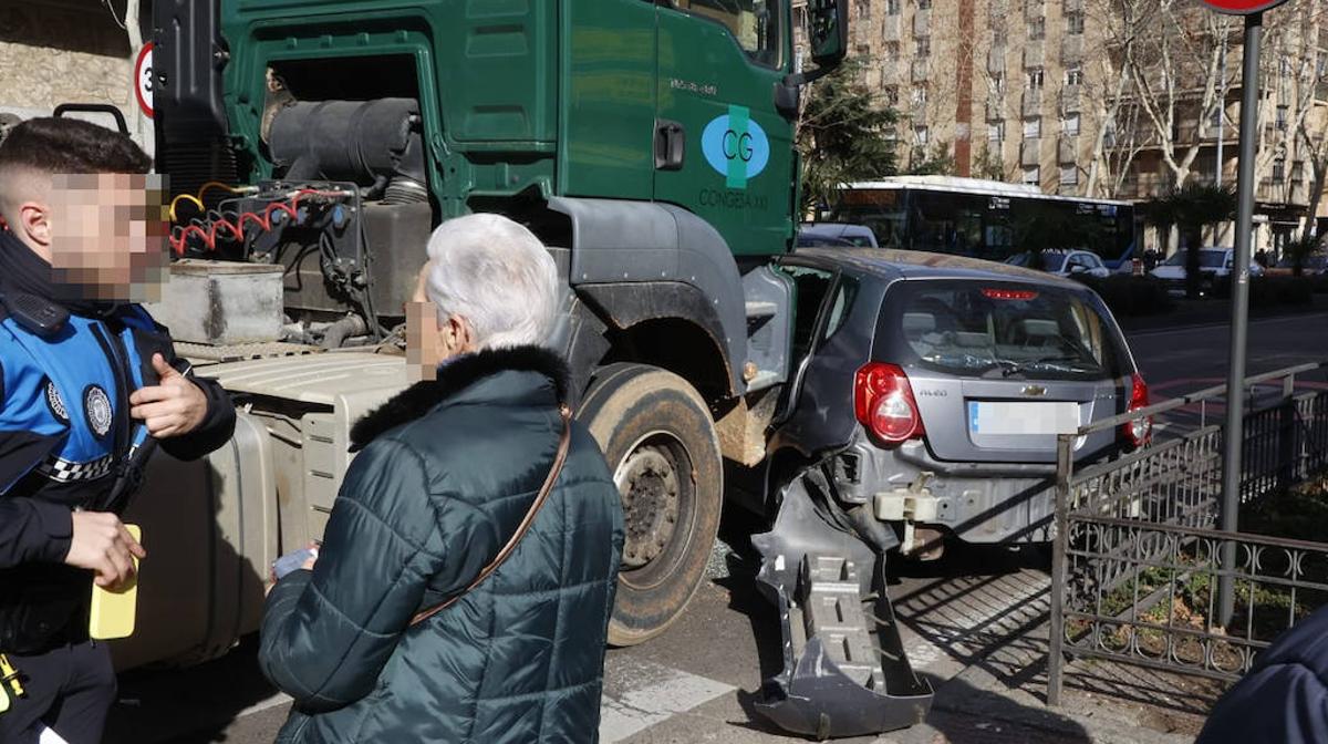 Un camión arrolla a un coche en un espectacular accidente en Carmelitas