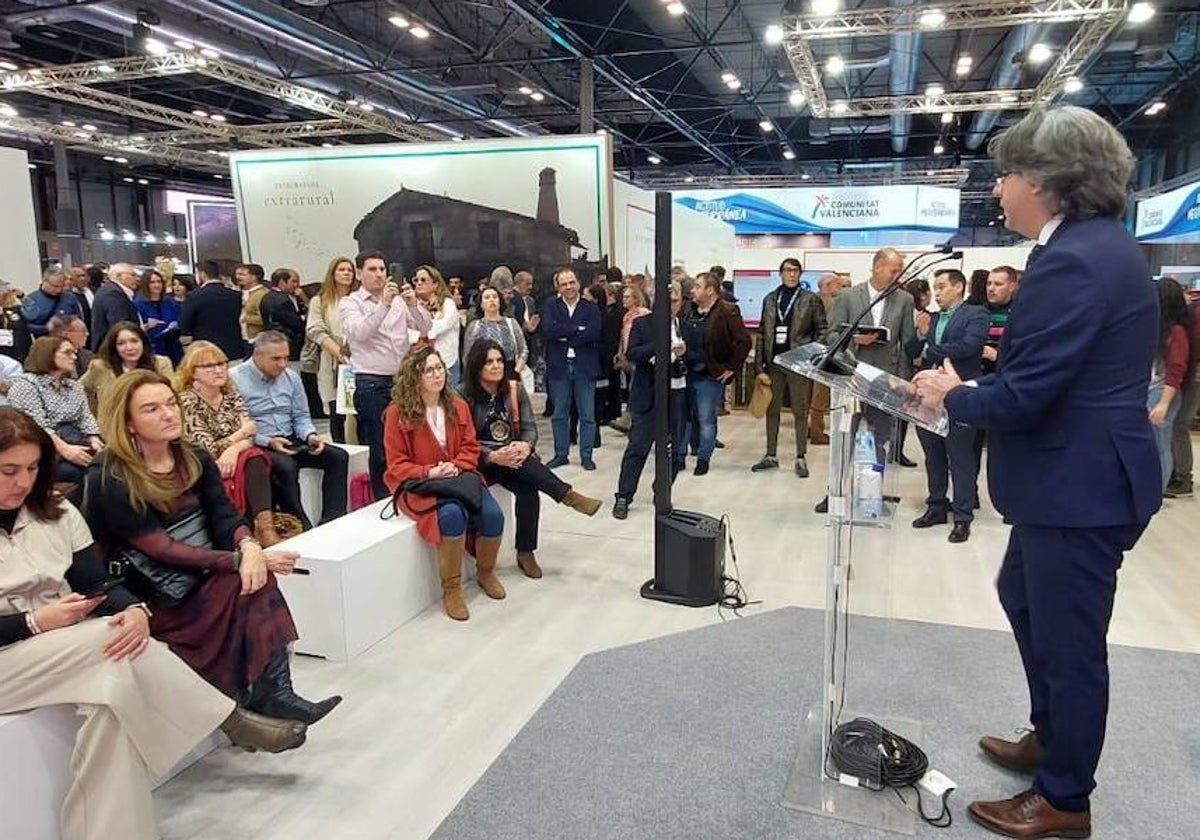 El alcalde de Béjar, Luis Francisco Martín, durante su intervención en Fitur. FOTOS:AYTOBAÑOS