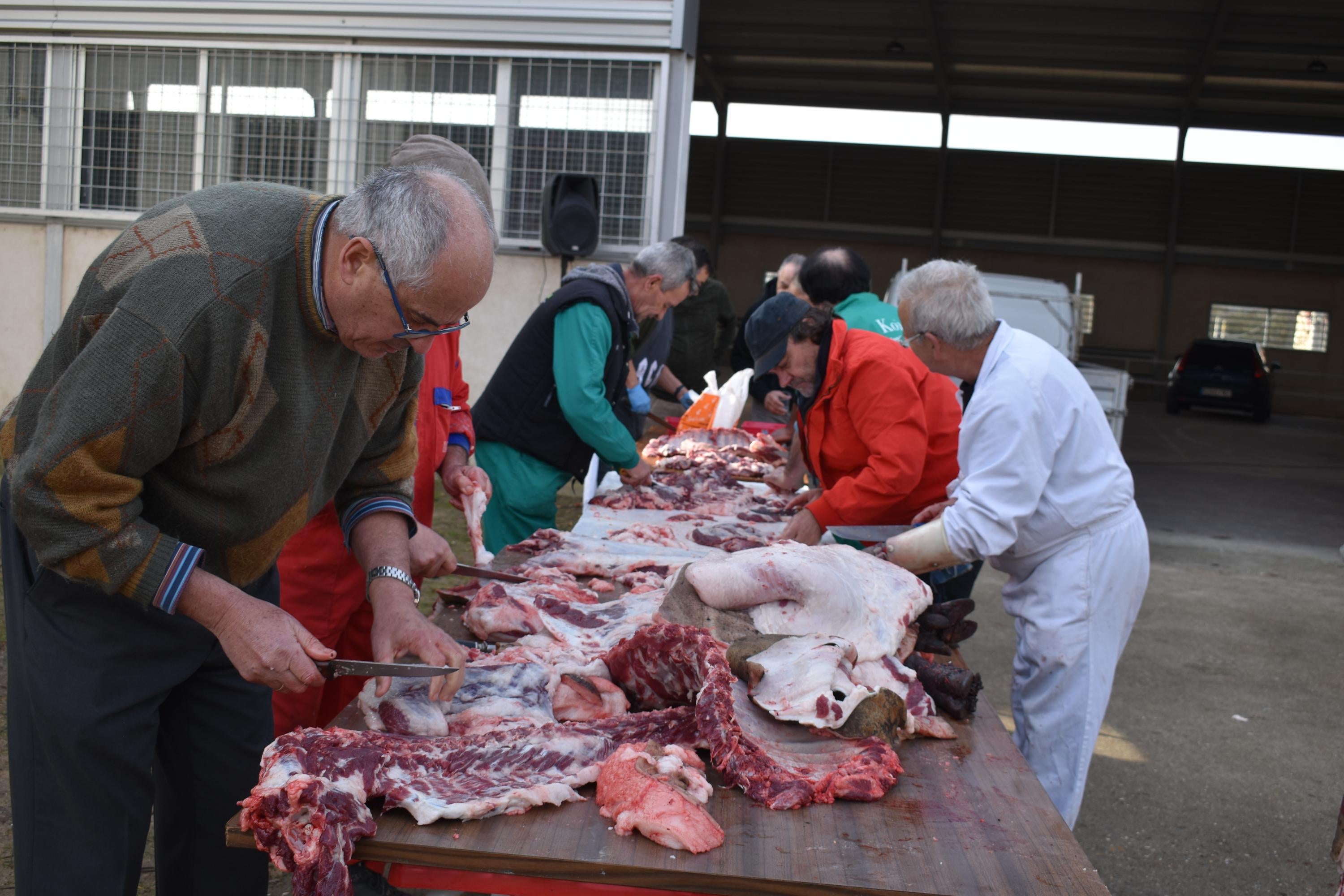 Día de convivencia en Valverdón en torno al cerdo