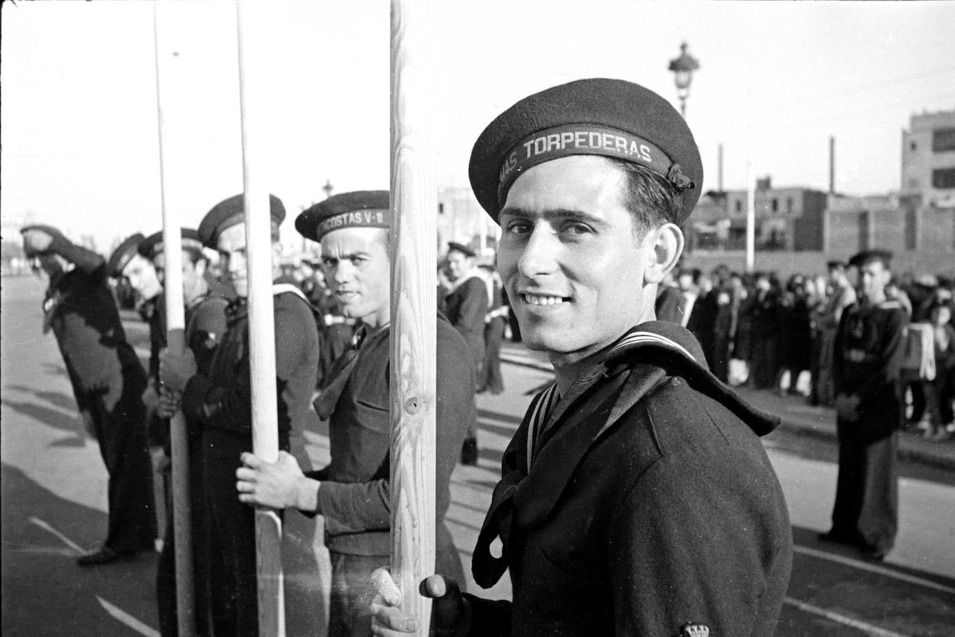 Personal de Marina del Ejército republicano preparado para rendir honores a los brigadistas internacionales en su despedida. Barcelona, 28 de octubre de 1938.
