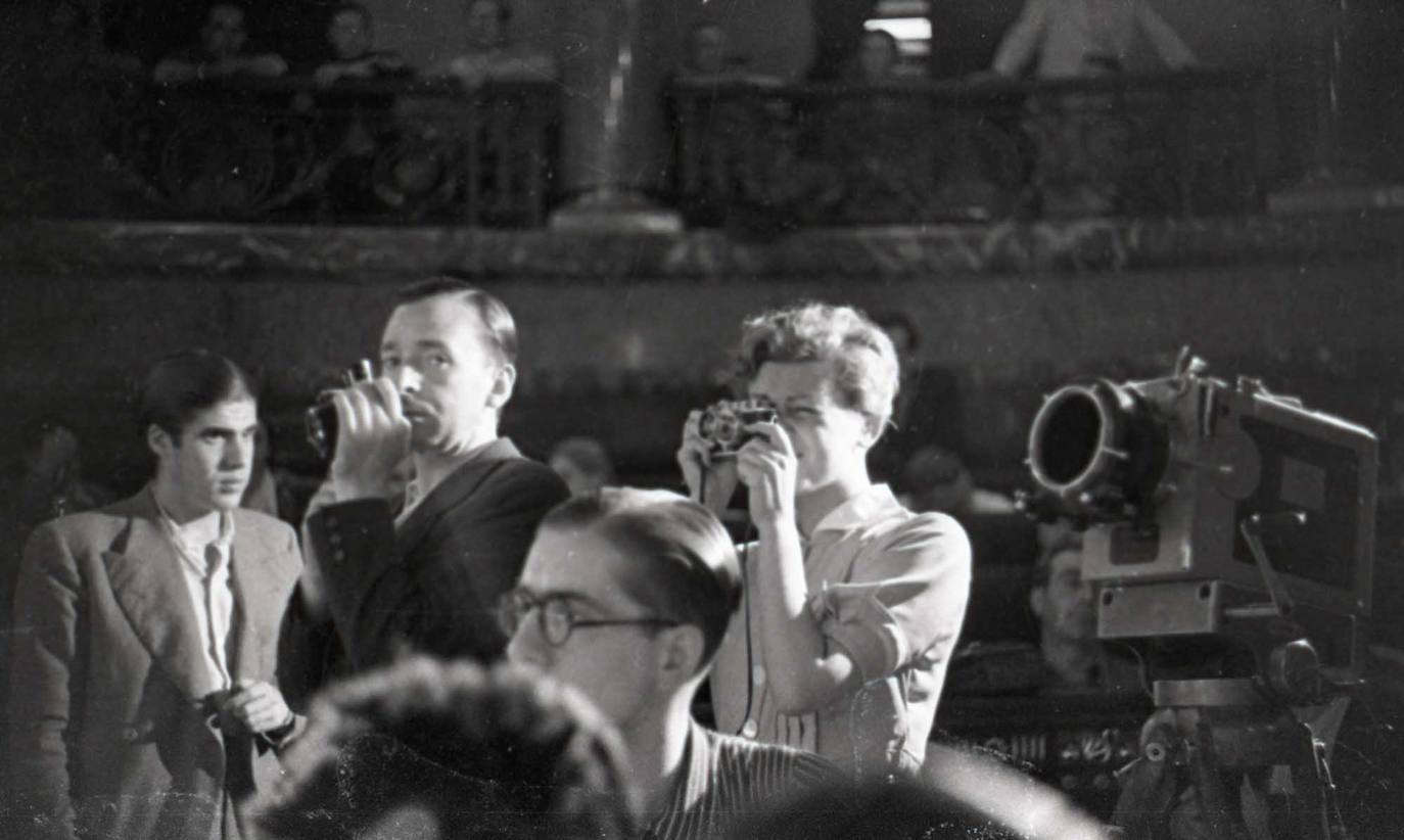 La fotógrafa Gerda Taro y el fotógrafo valenciano Luis Vidal durante la sesión inaugural del II Congreso de escritores en Defensa de la Cultura. Ayuntamiento de Valencia, 4 de julio de 1937.