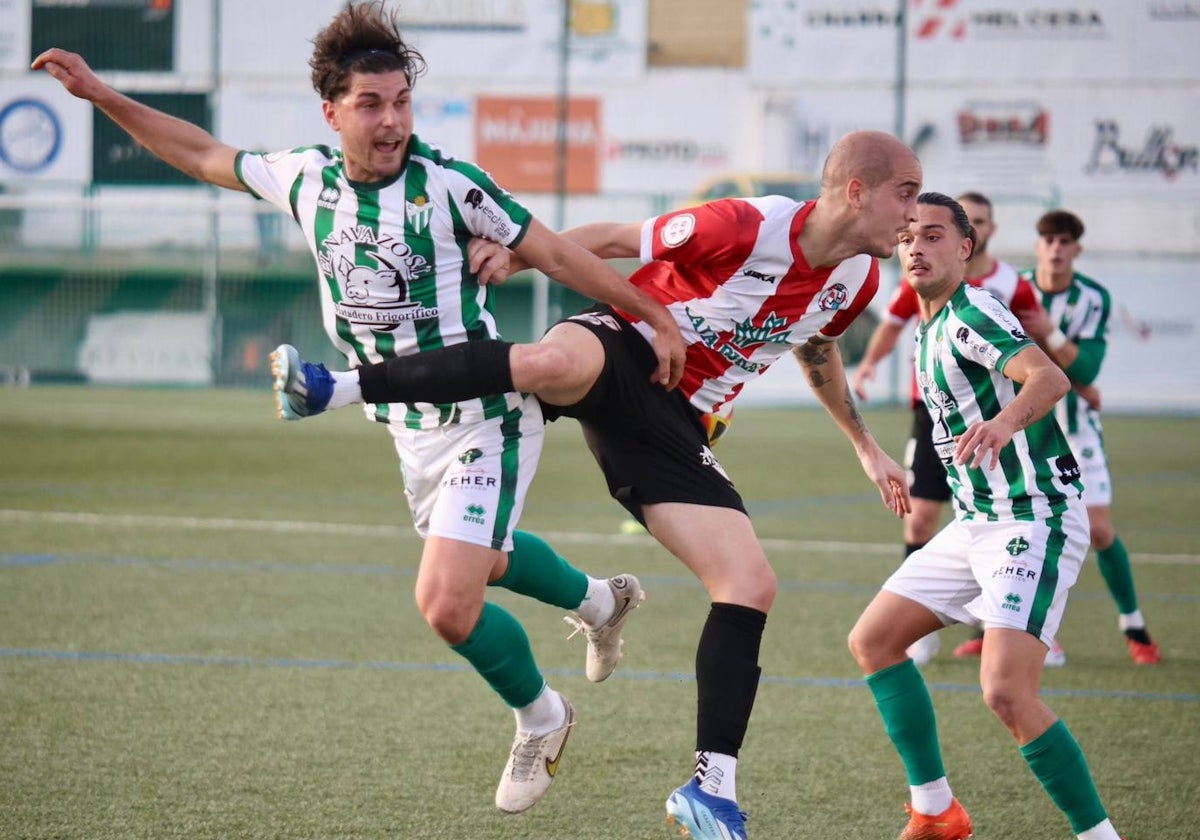 El lateal del Guijuelo, Cedenilla, en un salto por controlar el esférico.