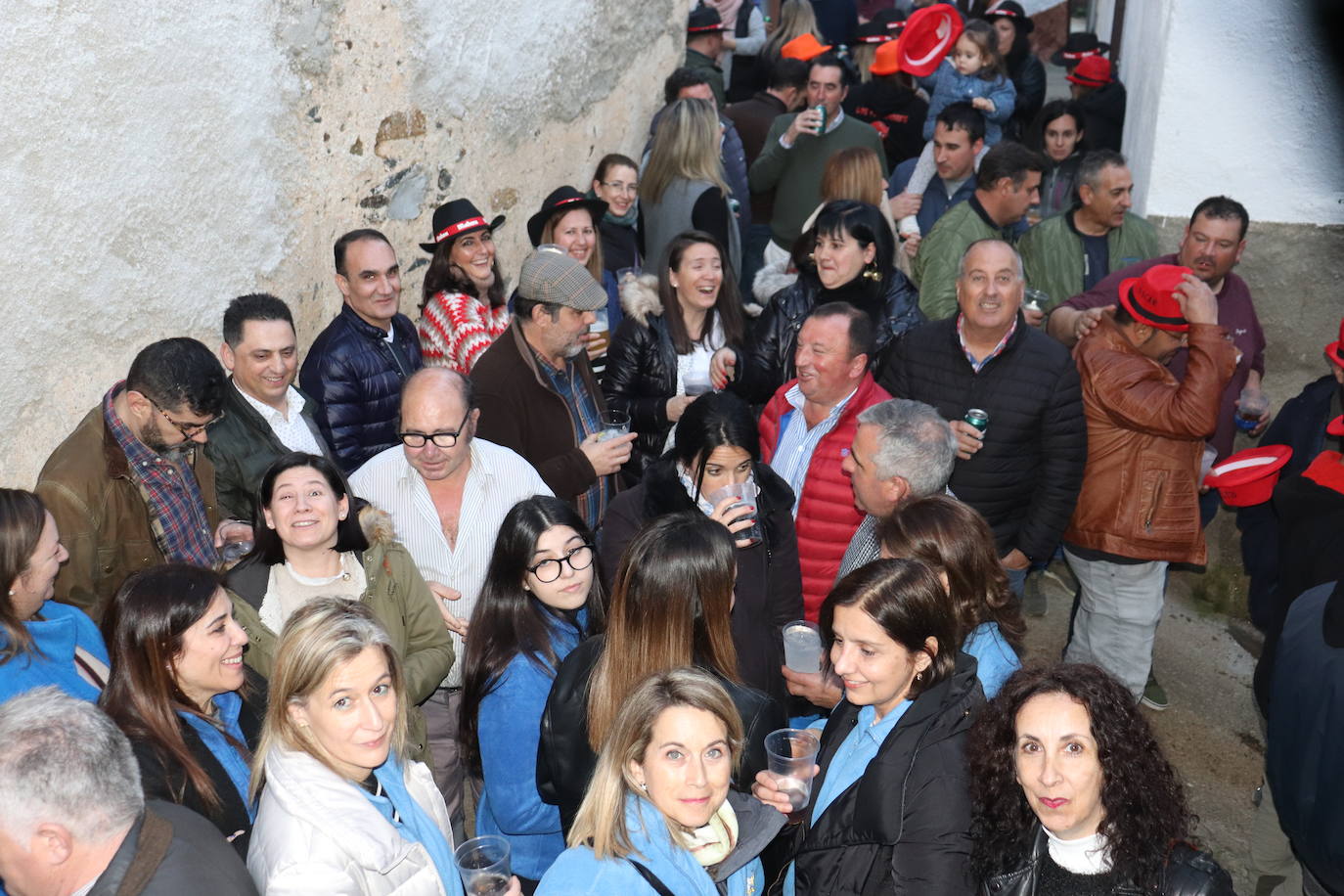 Las peñas dan color y animación al inicio de las fiestas de Valero