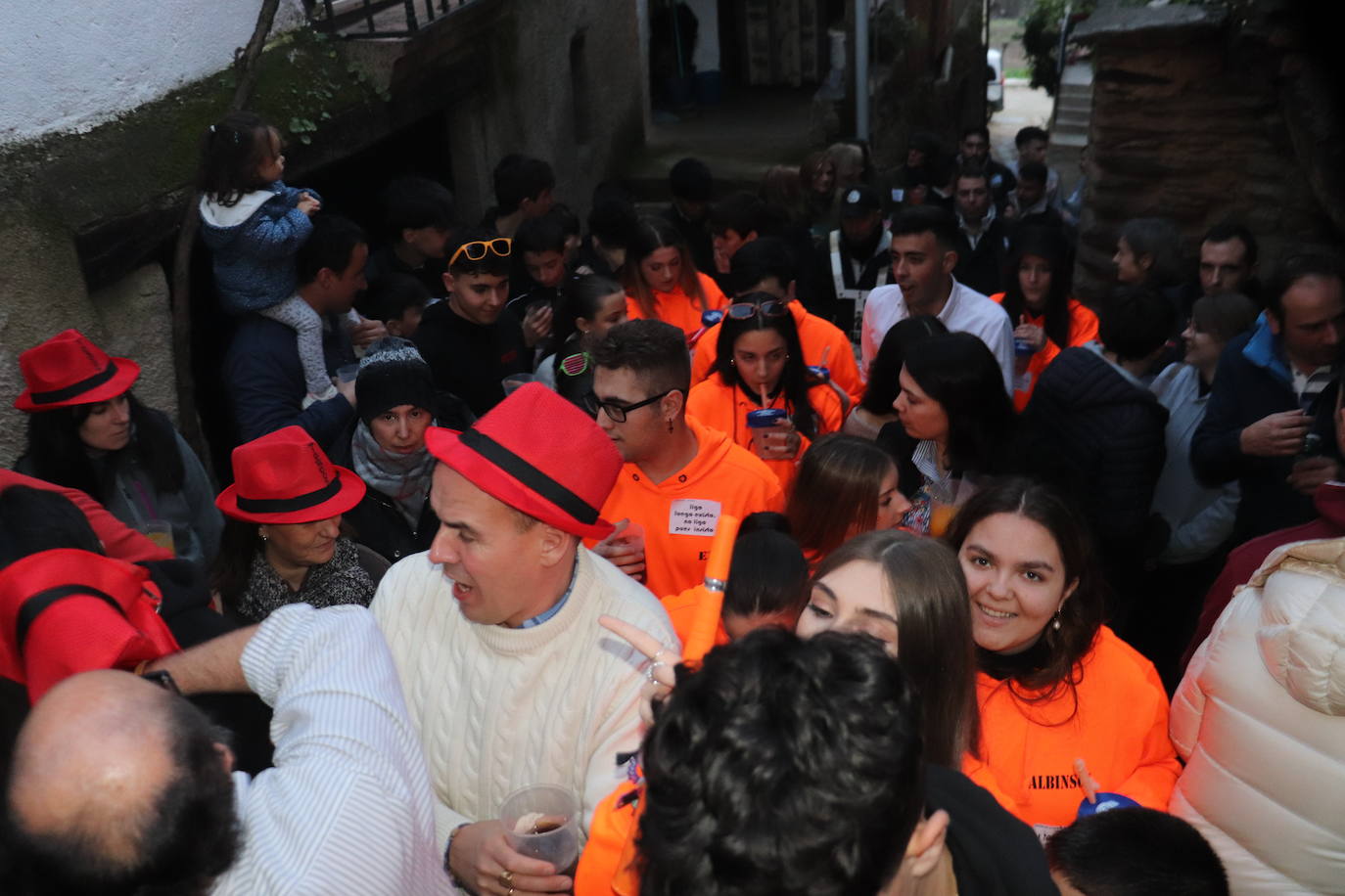 Las peñas dan color y animación al inicio de las fiestas de Valero