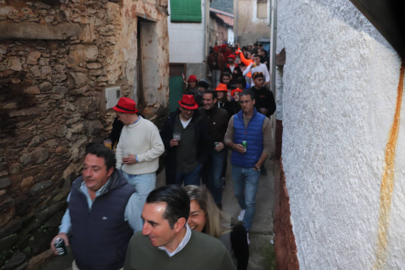 Las peñas dan color y animación al inicio de las fiestas de Valero