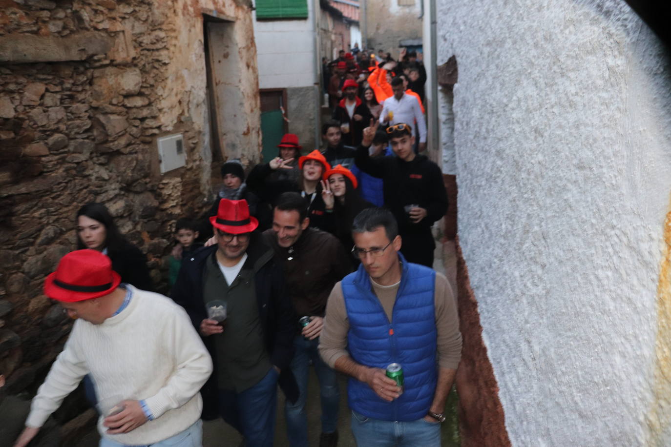 Las peñas dan color y animación al inicio de las fiestas de Valero