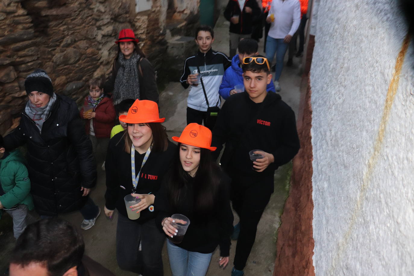 Las peñas dan color y animación al inicio de las fiestas de Valero