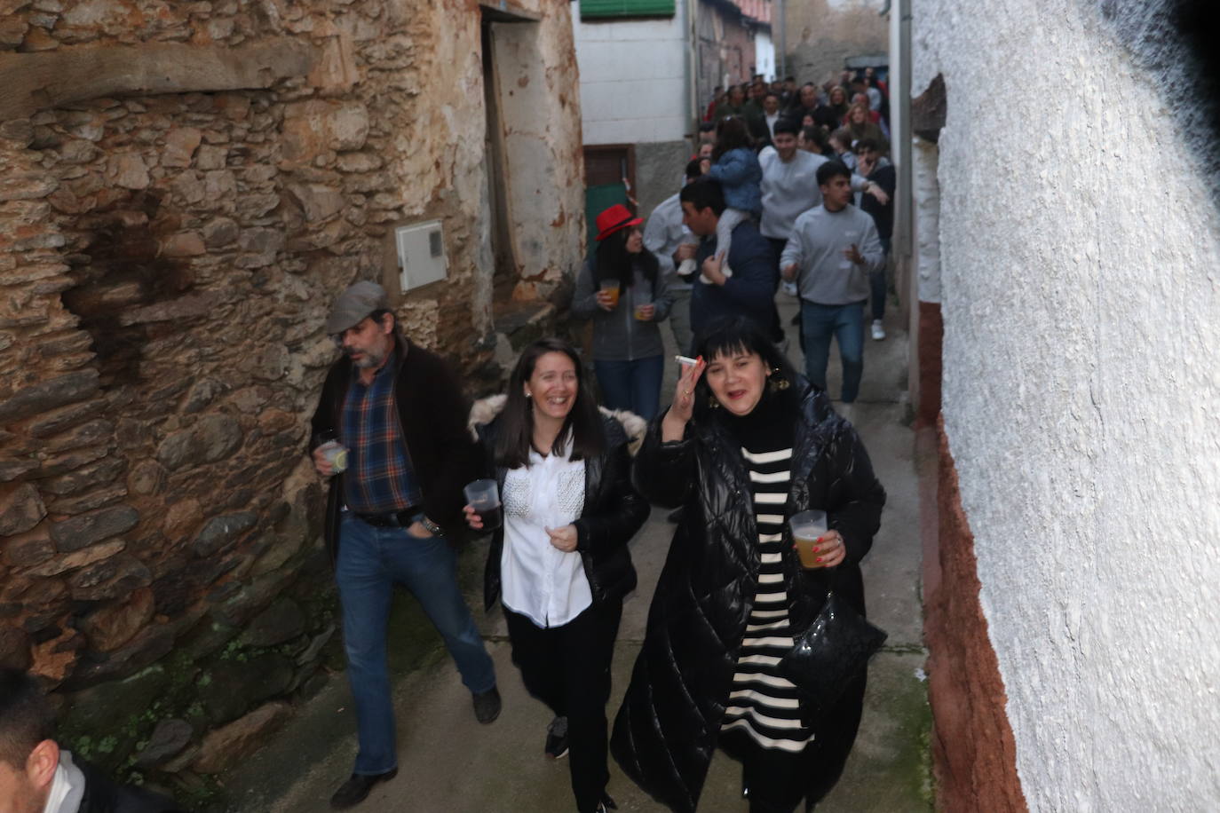 Las peñas dan color y animación al inicio de las fiestas de Valero