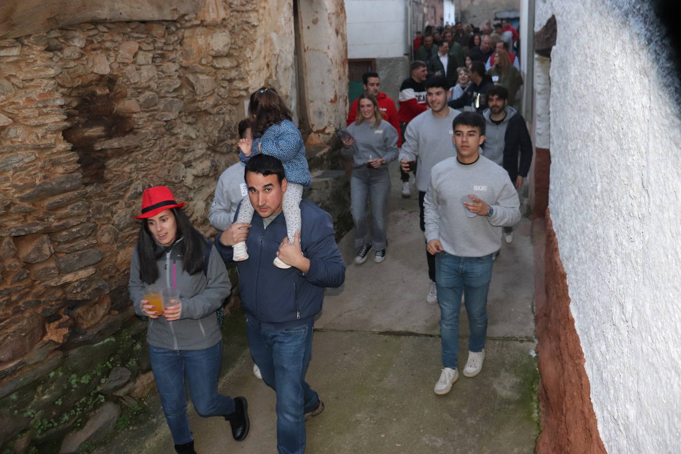 Las peñas dan color y animación al inicio de las fiestas de Valero