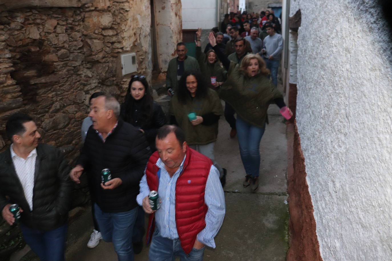 Las peñas dan color y animación al inicio de las fiestas de Valero