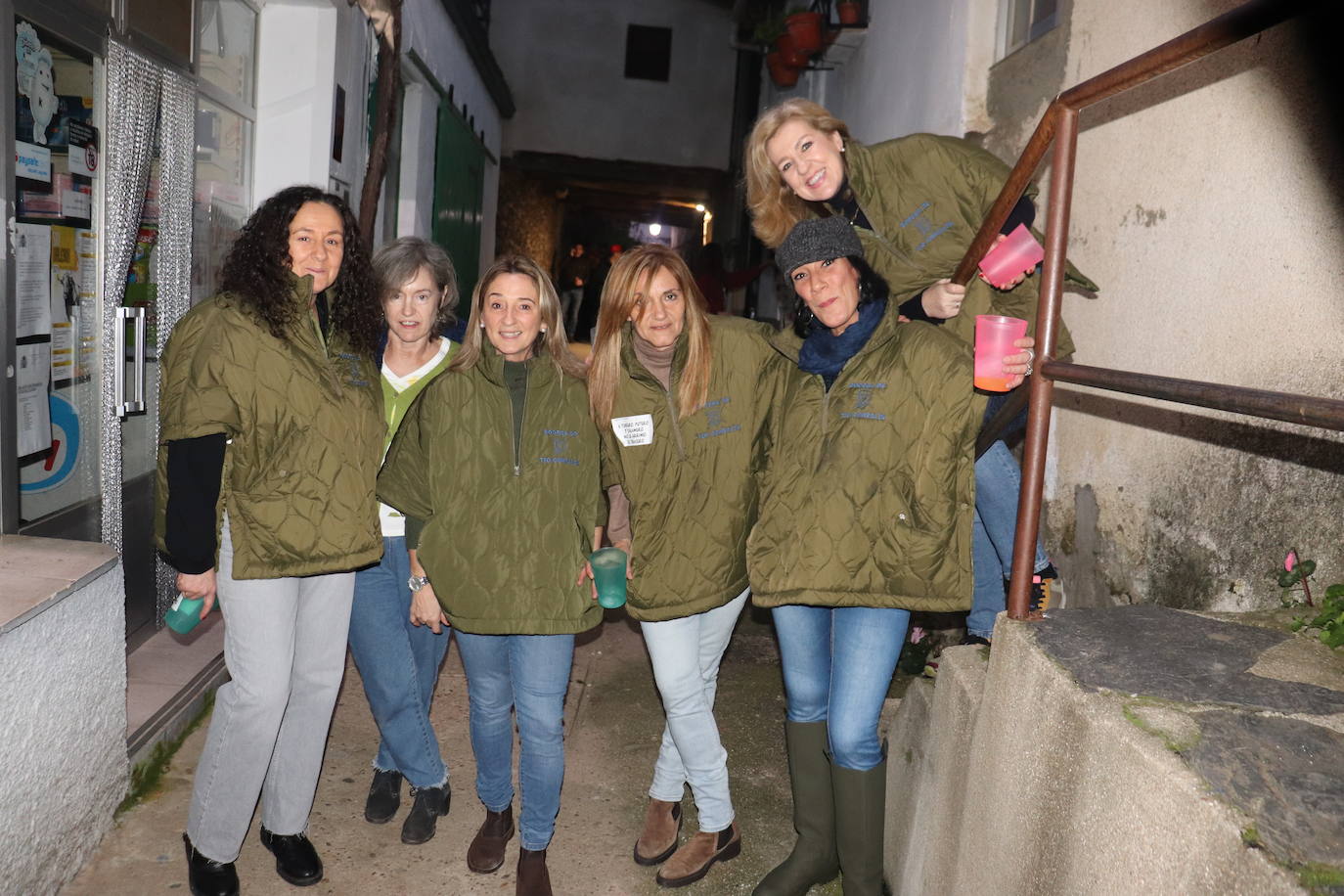 Las peñas dan color y animación al inicio de las fiestas de Valero