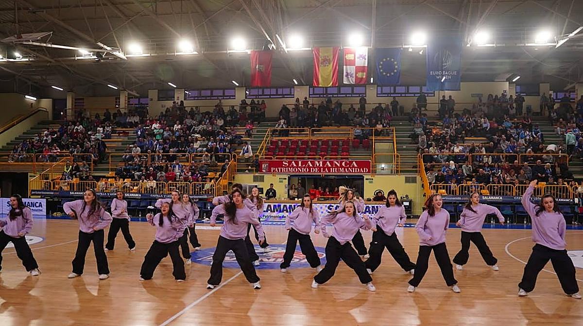 La espectacular coreografía que disfrutó la grada del Würzburg en el descanso