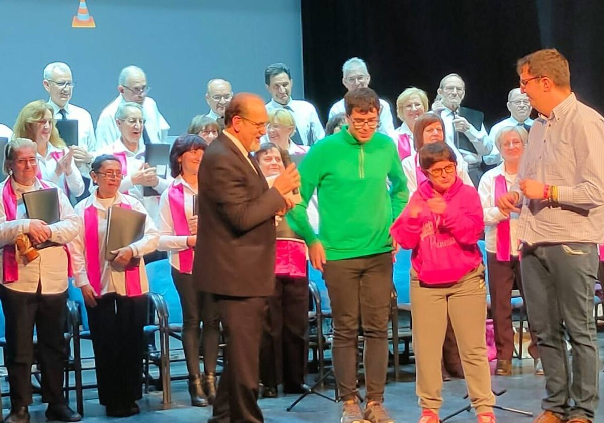 El Coro Popular de Villoruela llena de solidaridad el teatro de Peñaranda a favor de Acopedis